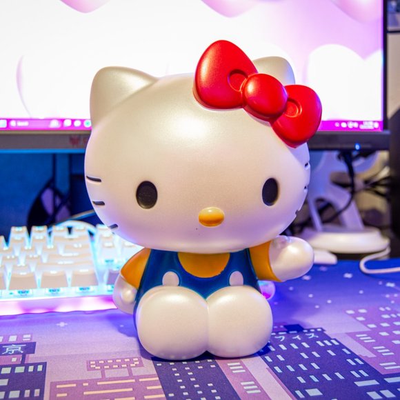 Hello Kitty Pearlescent Plastic Coin Bank - Picture 1 of 3